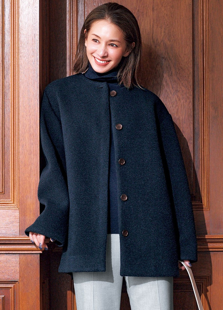 立體剪裁圓領大衣